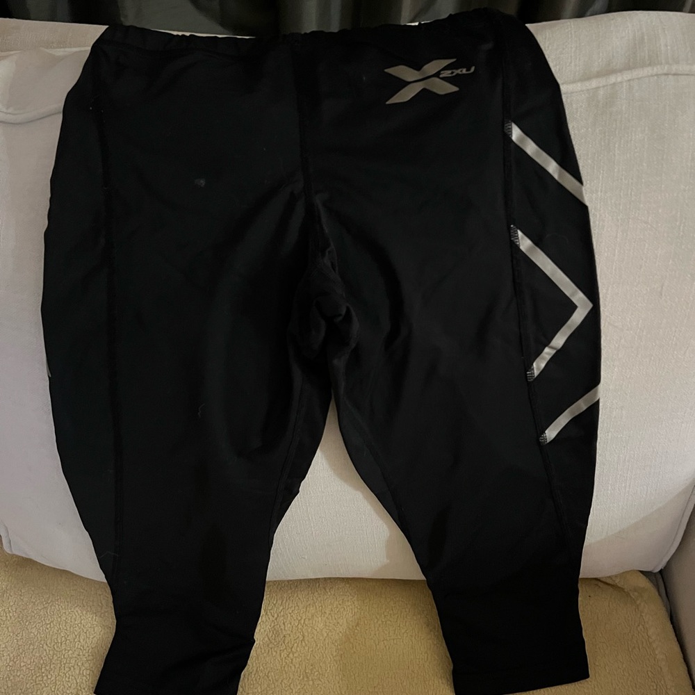 Black mid/rise 3/4 compression leggings